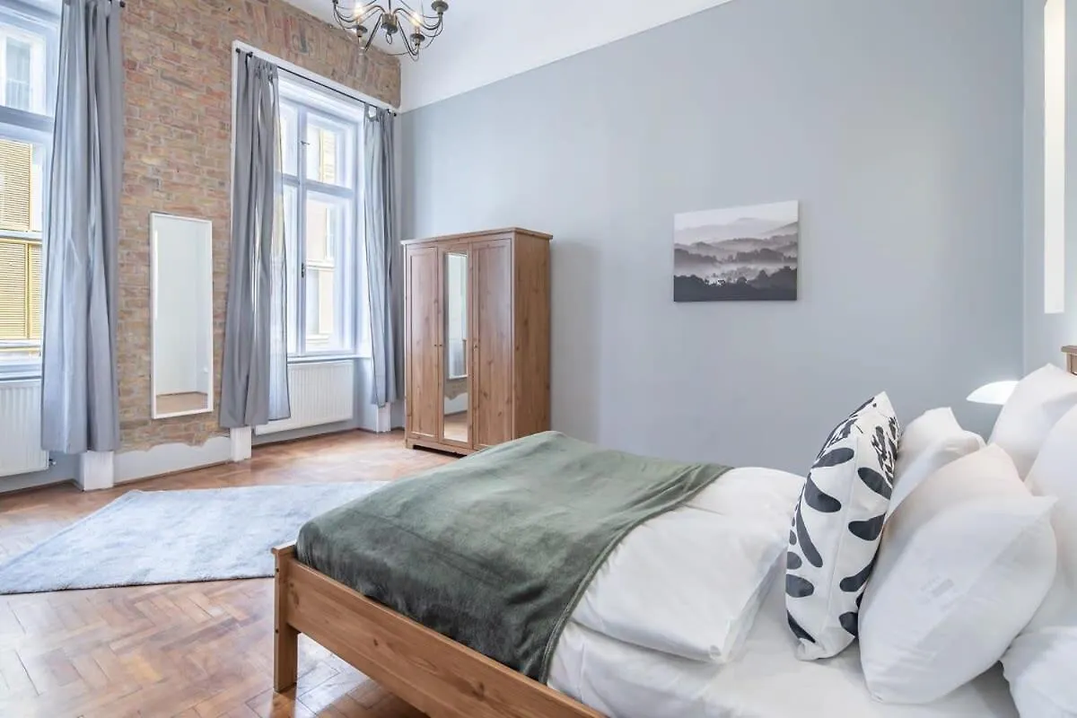 Sleek Warm Design Central Retreat Budapest Apartman