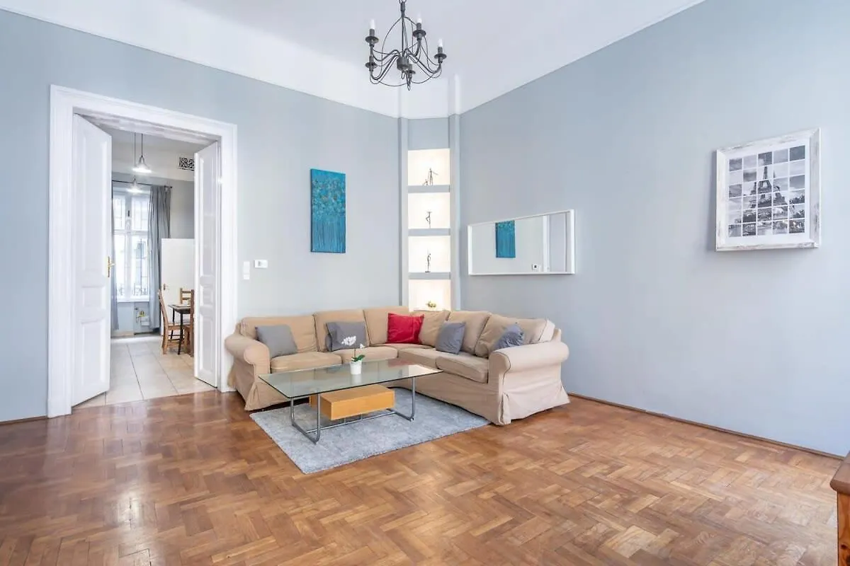 Sleek Warm Design Central Retreat Budapest 0*,