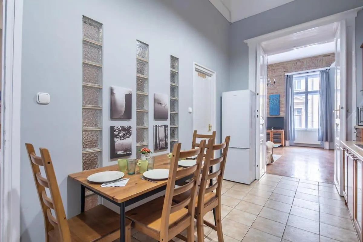 Sleek Warm Design Central Retreat Budapest Apartman