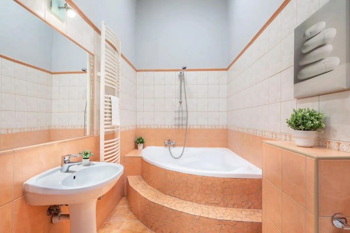 Sleek Warm Design Central Retreat ブダペスト